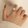 367 Anillo con forma de serpiente con perla