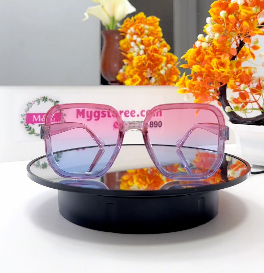 Modelo usando lentes