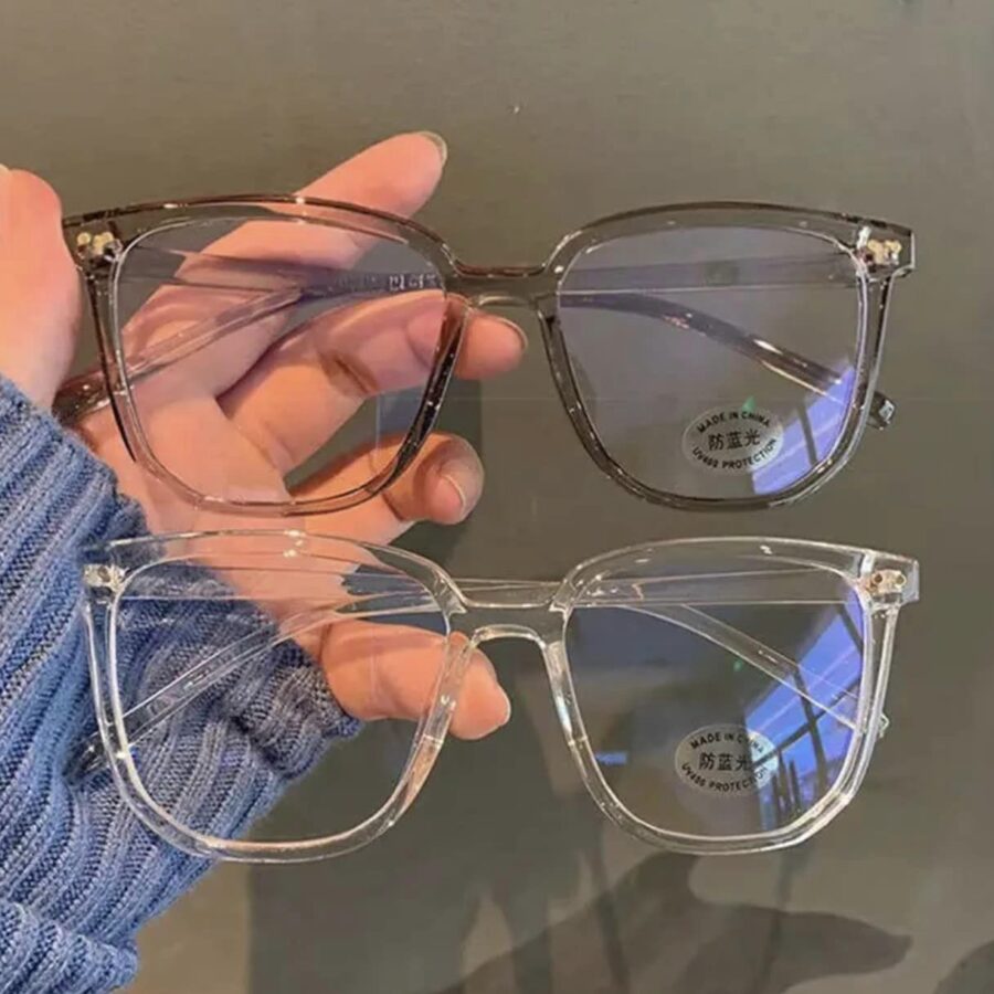 Lentes transparentes y marco transparente.