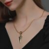 Collar largo mate con colgante de flecha
