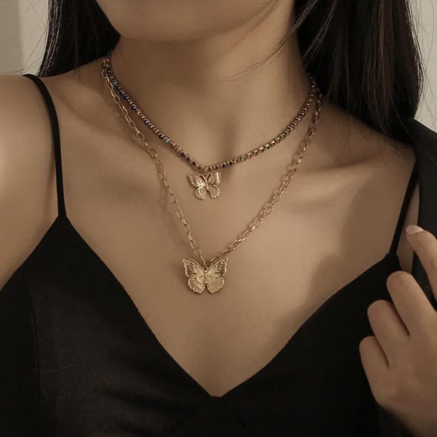 Collar con cadena gruesa con colgante de mariposa.