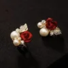 Aretes de Rosas Rojas de Cristal con Perlas