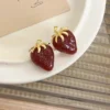Aretes en forma de fresa y melocotón rosado