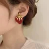 Aretes en forma de fresa y melocotón rosado