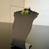 Aretes de libélula con incrustaciones de piedra lunar verde esmeralda.