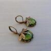 Aretes de libélula con incrustaciones de piedra lunar verde esmeralda.