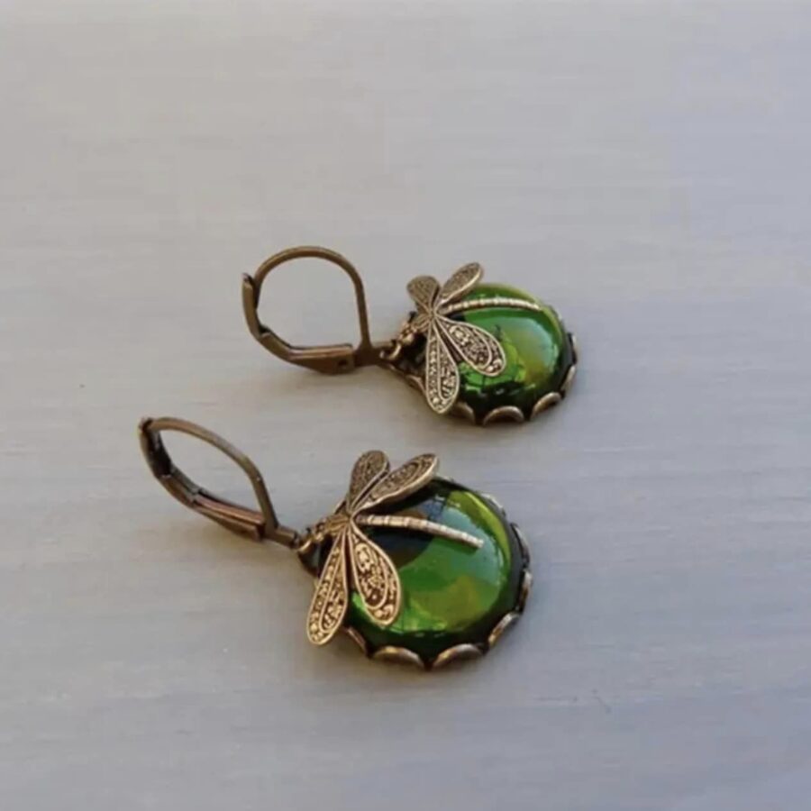 Aretes de libélula con incrustaciones de piedra lunar verde esmeralda.