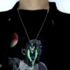 Collar con colgante de lobo fluorescente