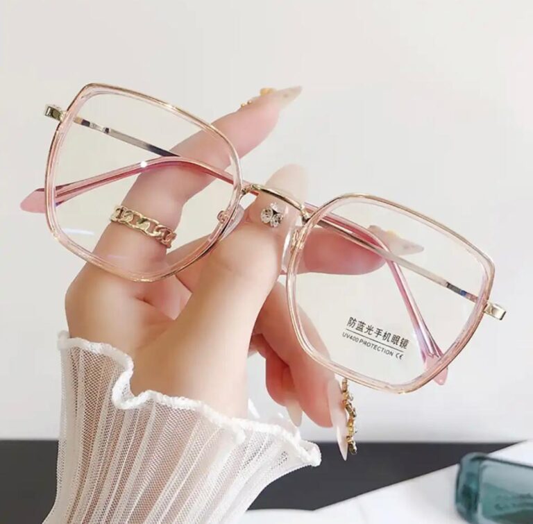 Modelo usando lentes