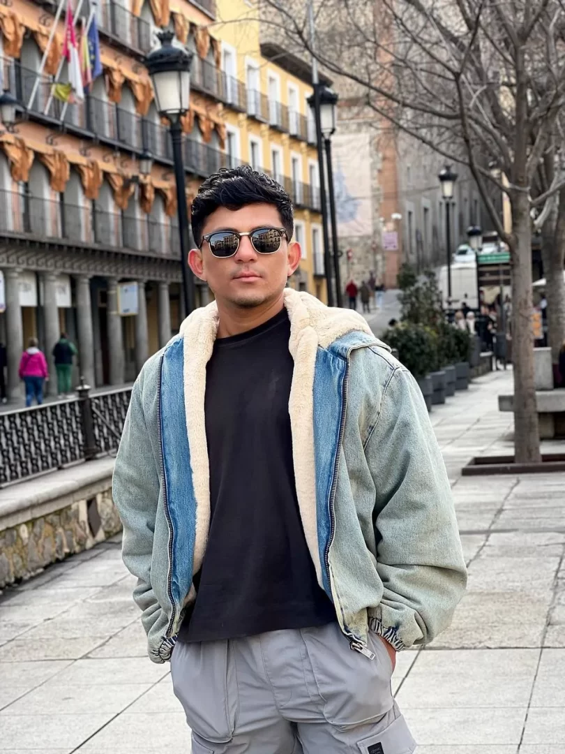 Modelo usando lentes