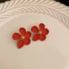 Arete metalico en forma de flor