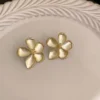 Arete metalico en forma de flor