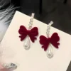 Pendientes de terciopelo con lazo rojo vino