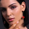 Pendientes de cuentas redondas rojas